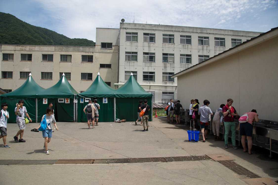 シャワーの横に洗面所がある。