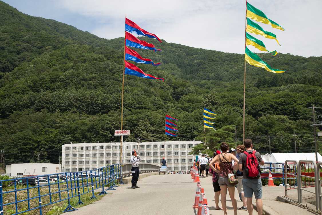 キャンプサイト前。