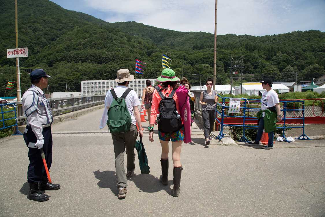 車両の出入り口は常に警備員がいる。