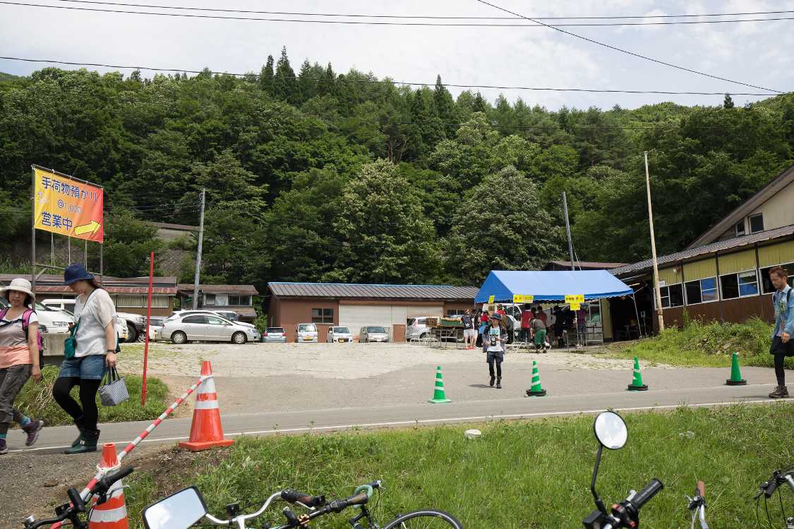 場外駐車場の外にある手荷物預かり所。ヤマト運輸の荷物預かりがなくなったのはこれが要因か。