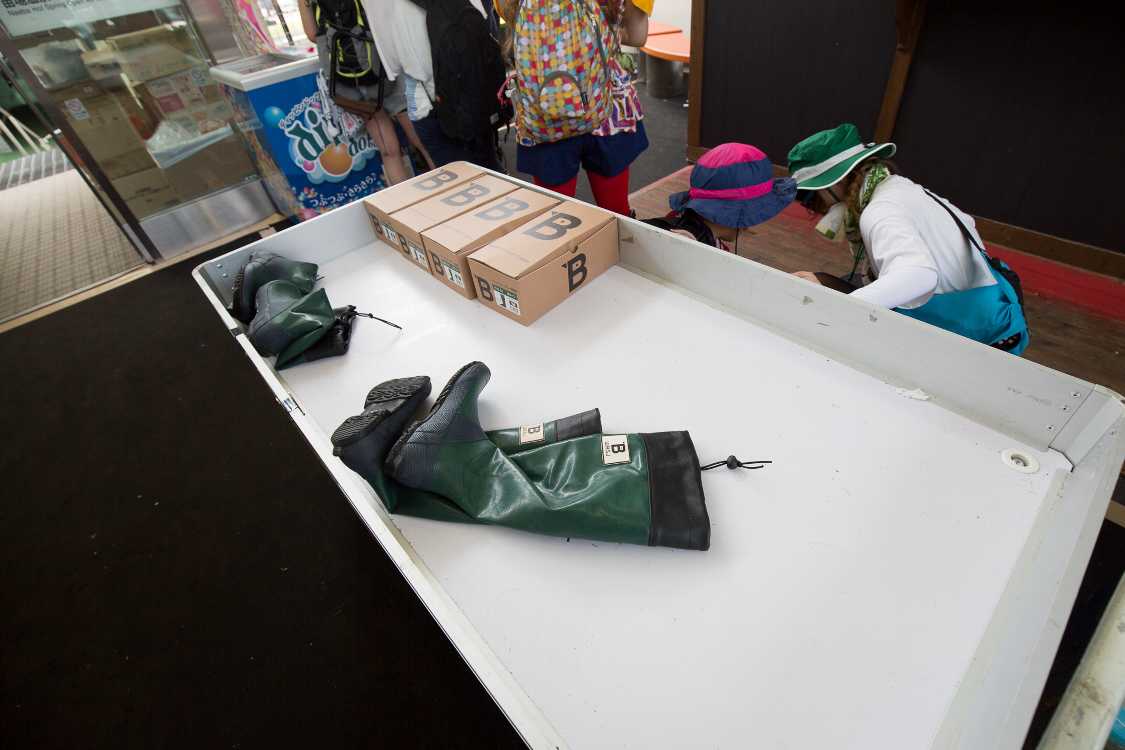 野鳥の会の長靴も販売。土曜の午後0時55分ごろ。売り切れ間近か。