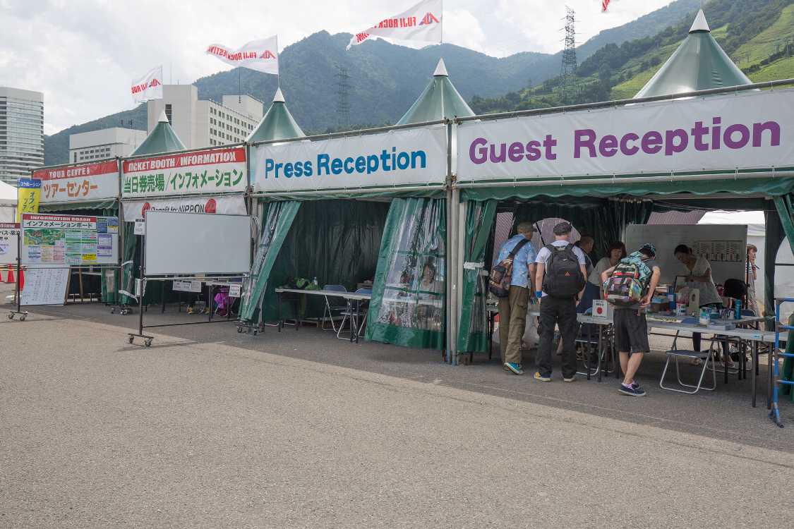 インフォメーションのテントの列。