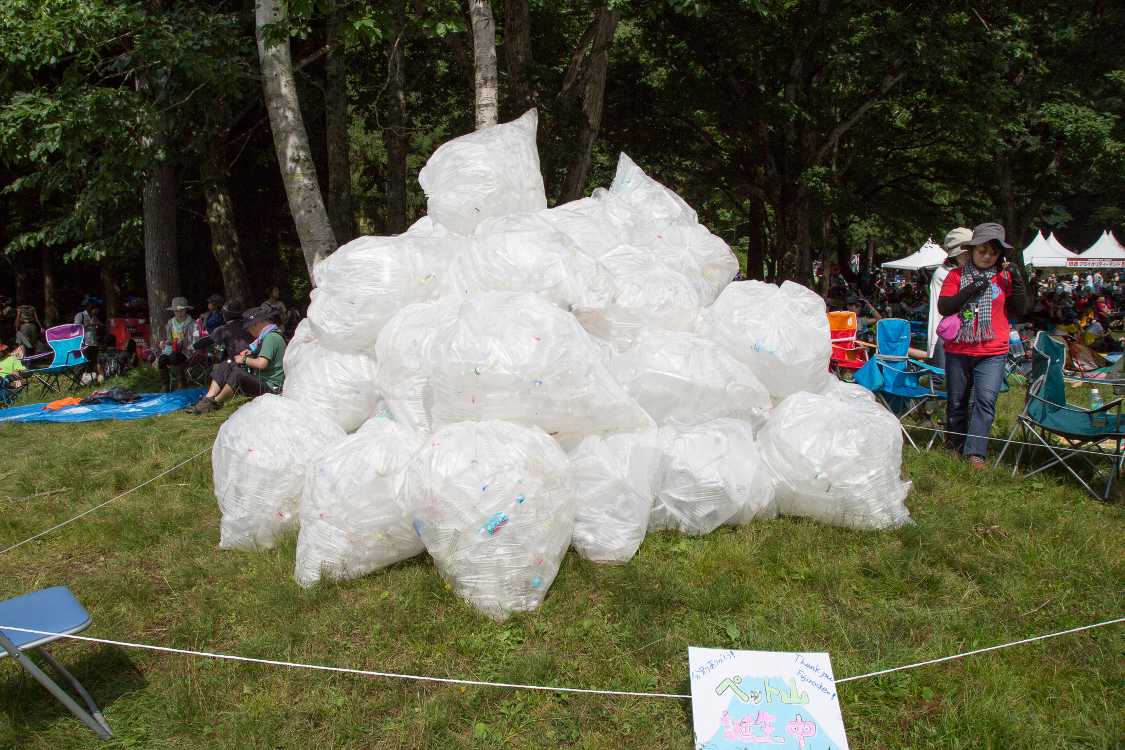 ペットボトルの山。