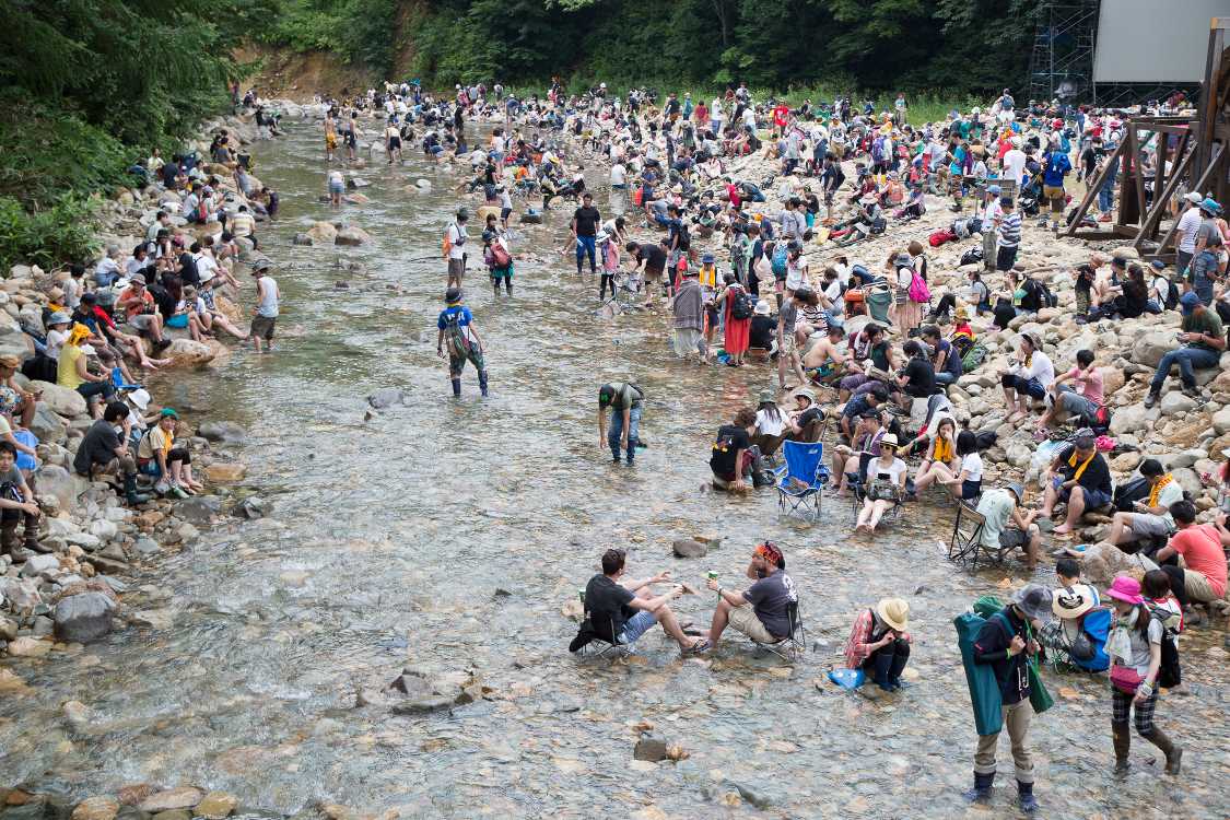 野鳥の会の長靴なら水温がそのまま足に伝わってくる。
