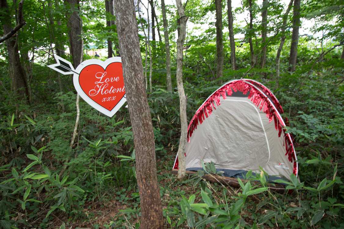ラブホテルを模したテント。