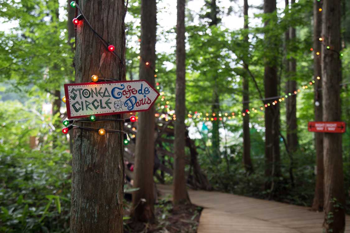 ストーンドサークルへは右折。