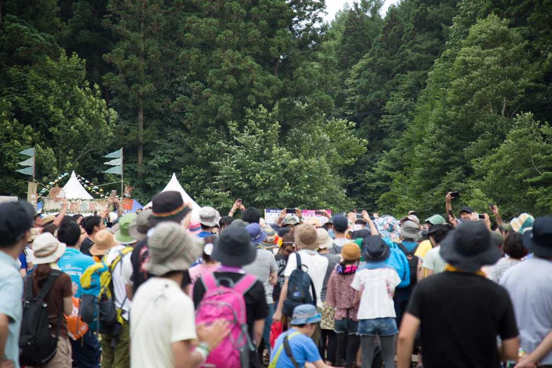 広瀬香美の「ロマンスの神様」を歌い、「アルプス一万尺」も歌えば、このアーティストがなぜフィールドオブヘブンに出られるのか理解できない人もいただろう。しかし、最後にピート・シーガーの「天使のハンマー」を歌ったことで、フィールドオブヘブンに出ている理由が示された。「もし私がハンマーを持ったら、鐘を打ち鳴らして危機が迫っていることを知らせるだろう」という曲は、現在の日本の状況では大きな意味を持ちうる。この曲がハンバート・ハンバートのメッセージだろう。ウディ・ガスリーの「わが祖国」でもよかったかなと思う。