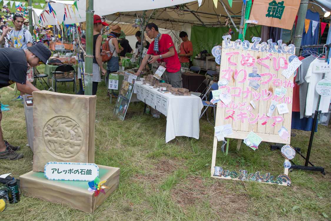 石けんを販売。油脂があれば石けんを作ることは難しくないが、乾燥地帯の石けんと湿潤地域の石けんには地域に応じた特性があり、自然志向品が全面的に優れているわけではない。