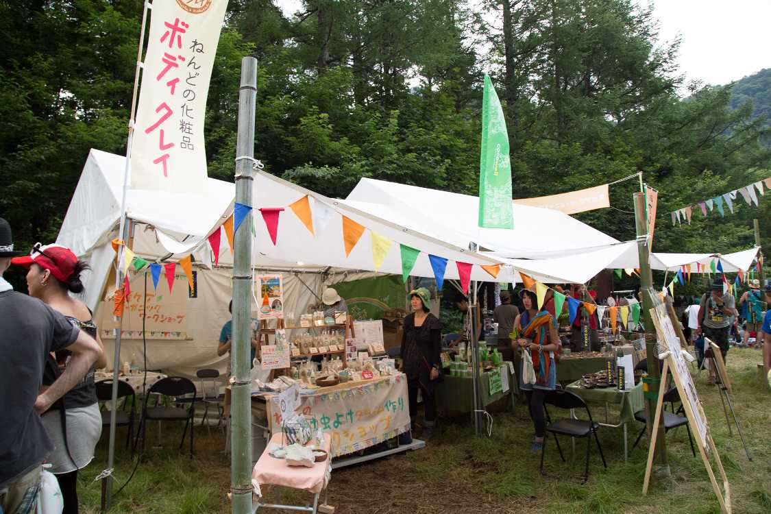 ボディクレイはエコ雑貨倶楽部のテント内雑貨店。