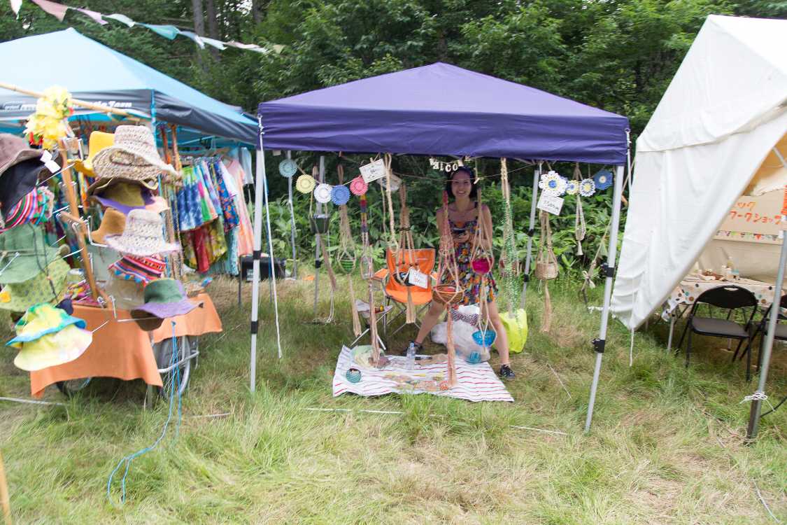 服飾雑貨店。テントの目印として販売するのはいいアイデアだ。