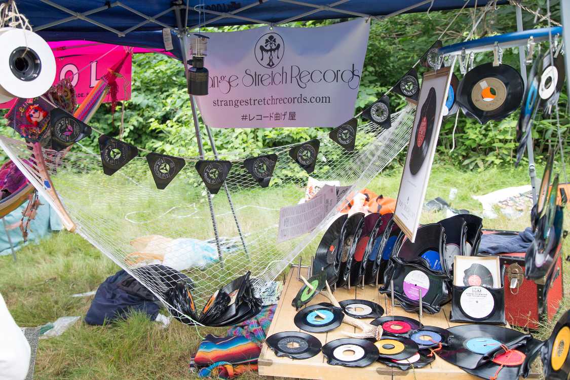 レコードを曲げるという店。