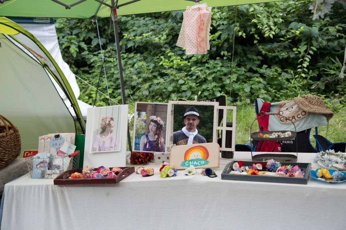 真ん中に映る外国人男性は写真ではなく鏡に映った人。