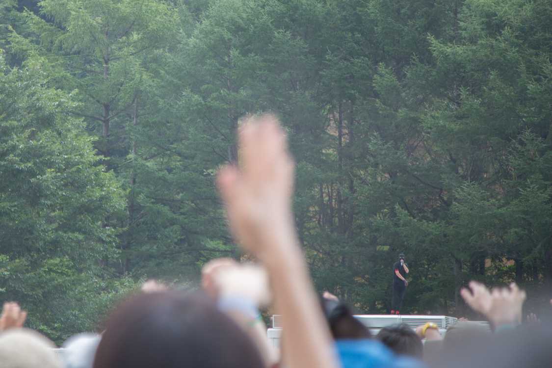 中継車に上って歌うボーカル。デビューして間もないアーティストがフェスティバルに出るときは、まだファンになっていない人に強烈な印象を残そうと努力するため、体力勝負的なライブになることが多い。トゥエンティ・ワン・パイロッツはそうしたライブだった。