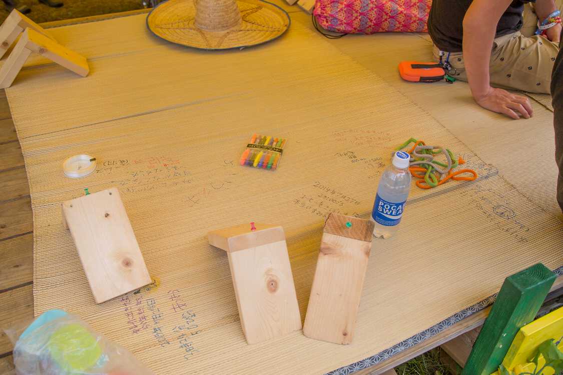 昨年の書き込みも残るむしろ。