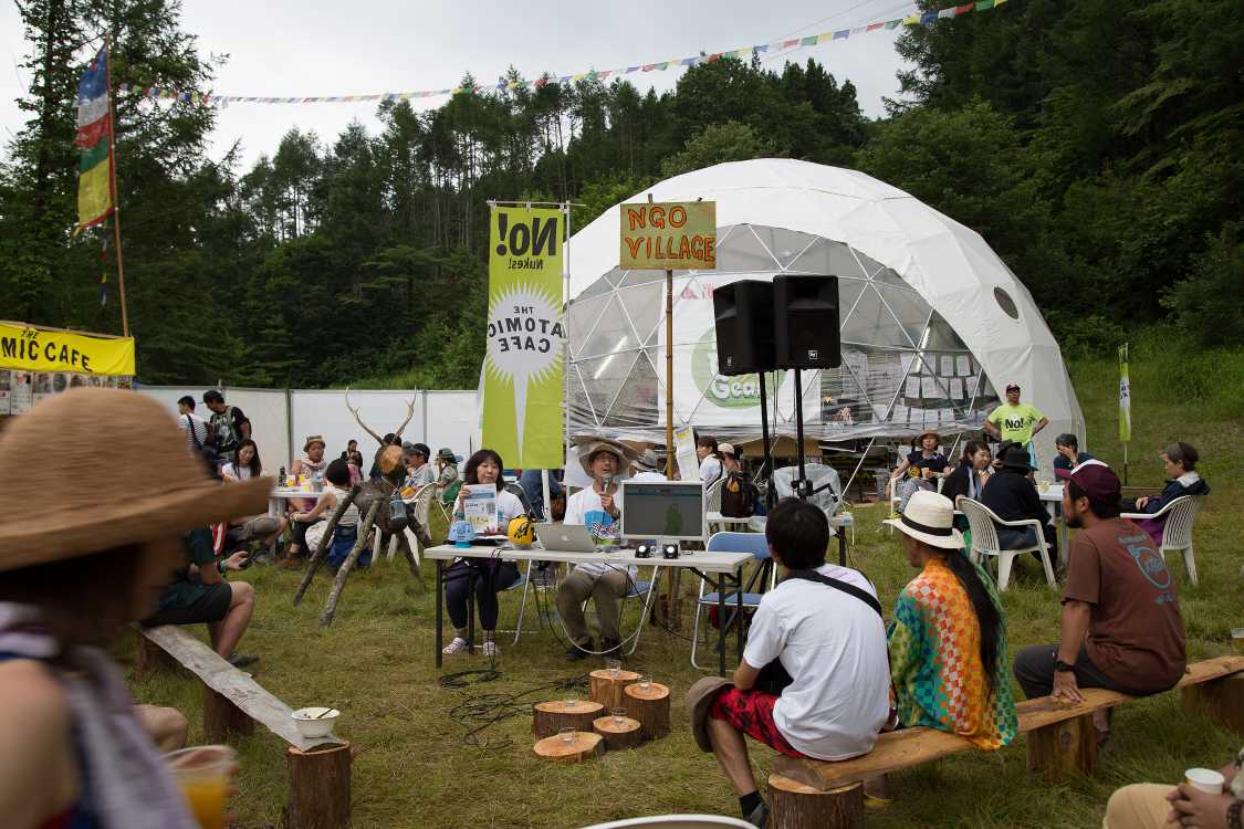 NGOドーム前での、講演のようなもの。