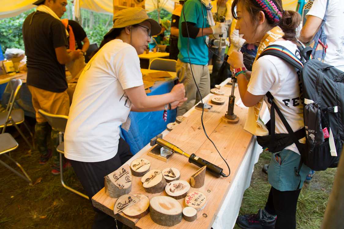 焼き印の入れ方を指導。