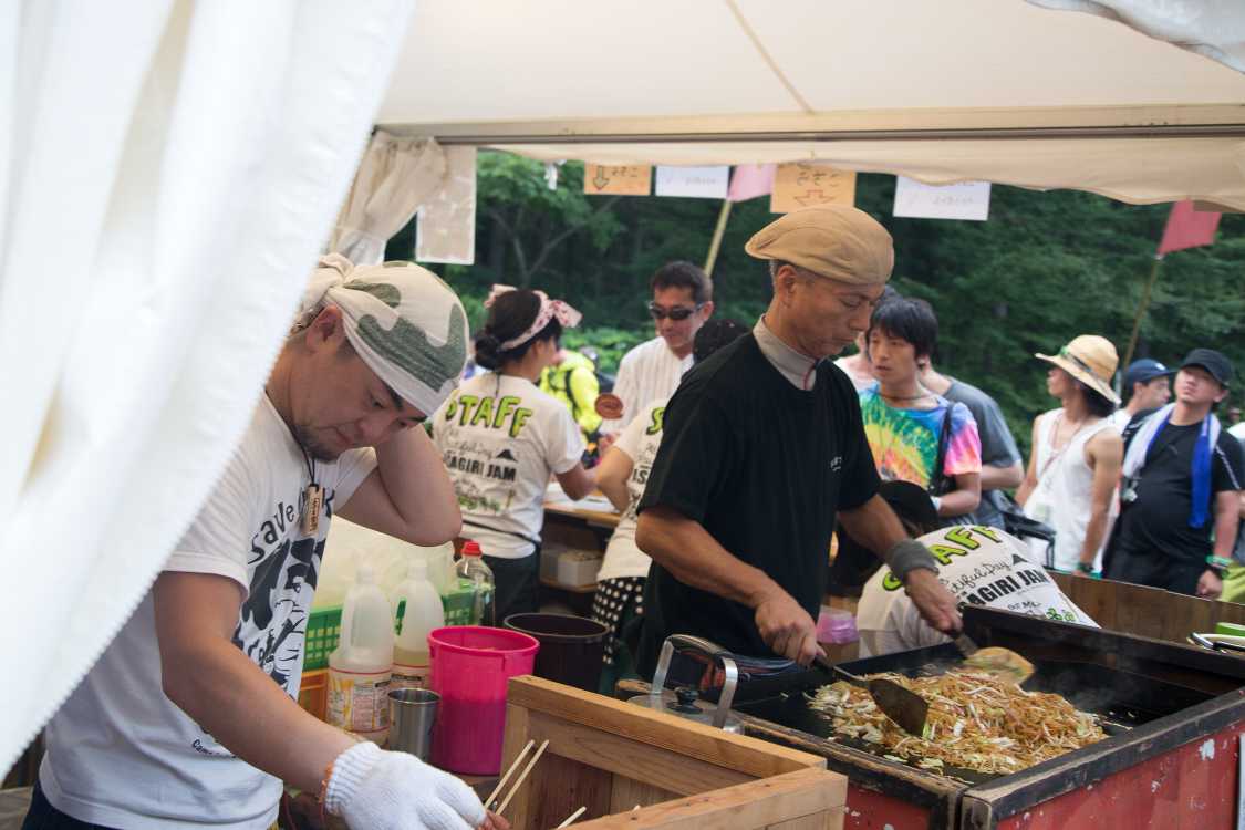 富士宮やきそばの調理。