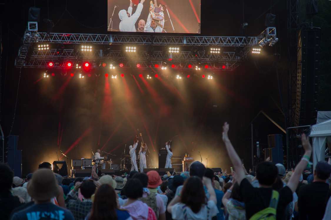 ドラム以外の4人がそろいの白のつなぎを着ている。かなり暑いだろう。