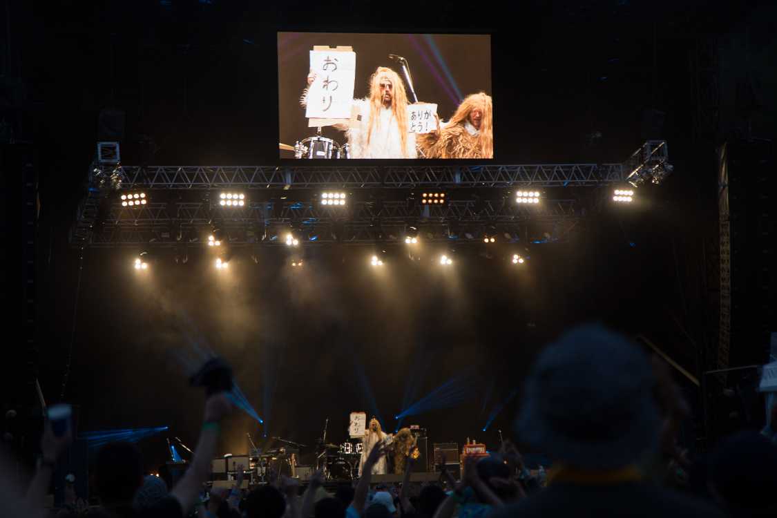 スーパー・ファーリー・アニマルズ終演。日本語のボードを作っていた。