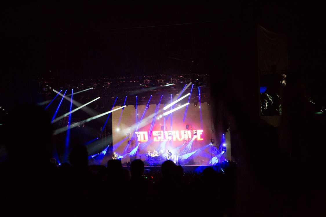 アンコールで「ナイツ・オブ・サイドニア」を演奏。