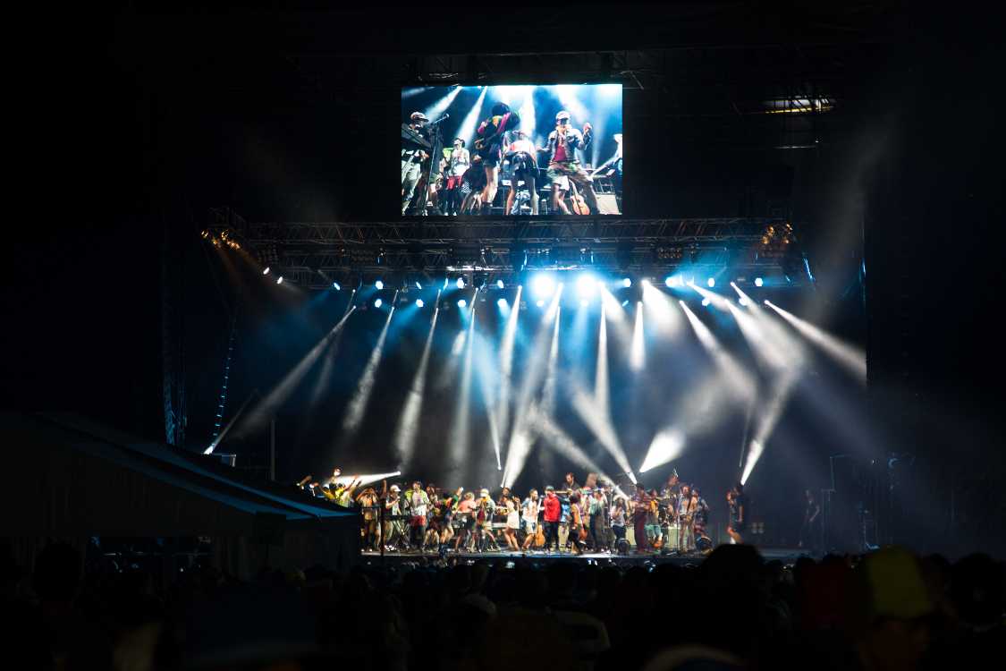 前回のホワイトステージではステージに上がった客が男女4人だったが、今年は30人くらいか。