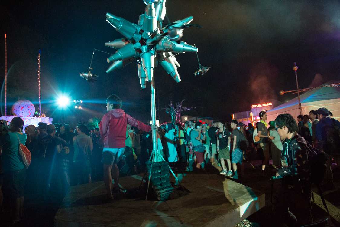 今年は回転ブランコがなかった。火を放出する造形物もなく、フジウジもなく、造形物に目新しさもなかった。