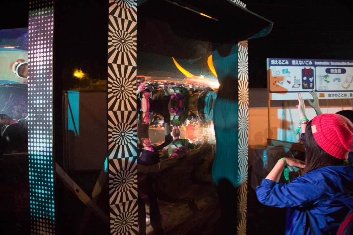 鑑が湾曲していて、映る像が変形する。