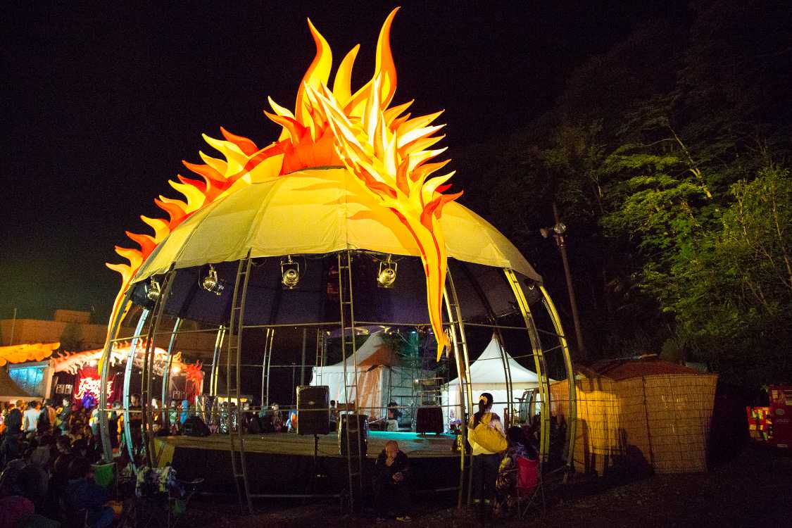 毎年、大衆路線の見世物小屋が出る。