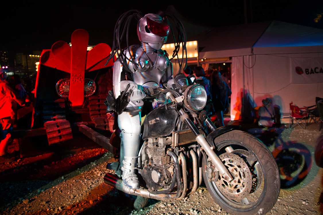 バイクをそのまま流用した造形物。