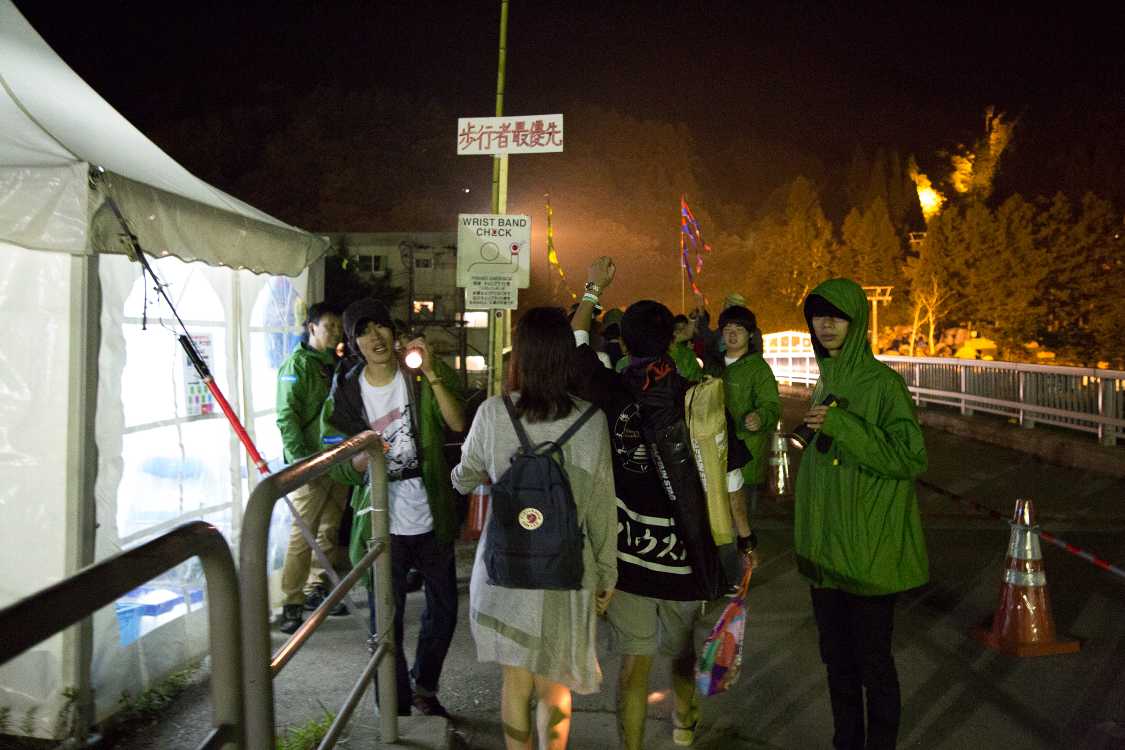 夜のキャンプサイト前のリストバンドチェック。