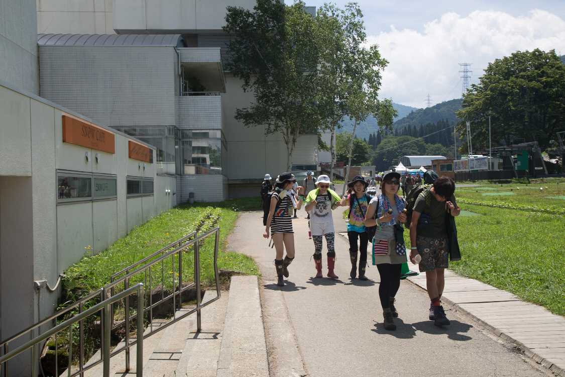 ホテル裏に沿う道。