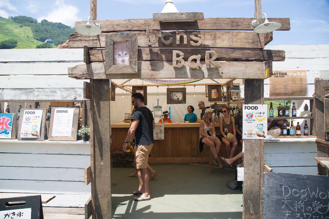 ドッグワンダーランドのバー。