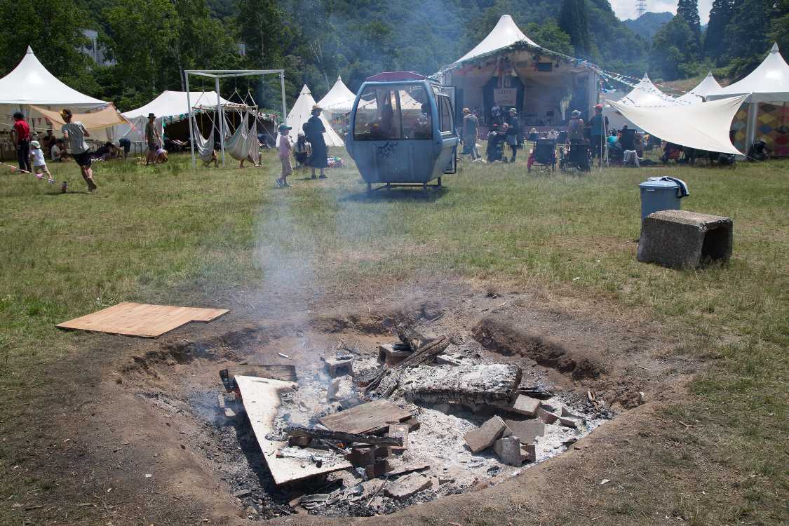 夜はたき火となるところ。