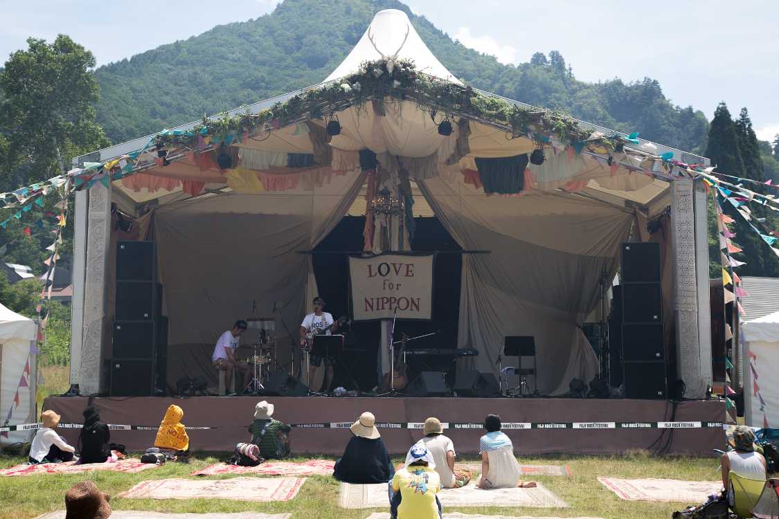 ピラミッドガーデンのステージ。たくさんの人を呼ぶような有名アーティストは出ない。