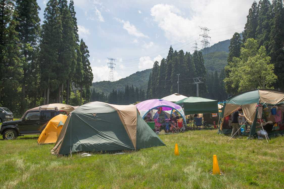 通常のキャンプサイトに比べてテントが大きい。