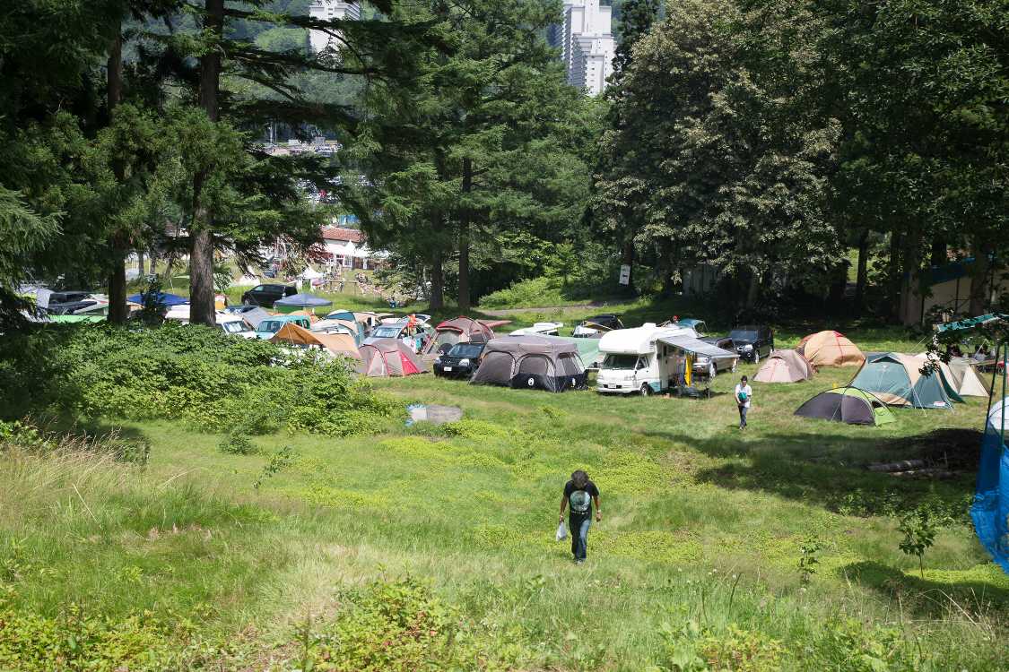 低い方のテント群から高い方のテント群へ。奥にピラミッドガーデンが見える。