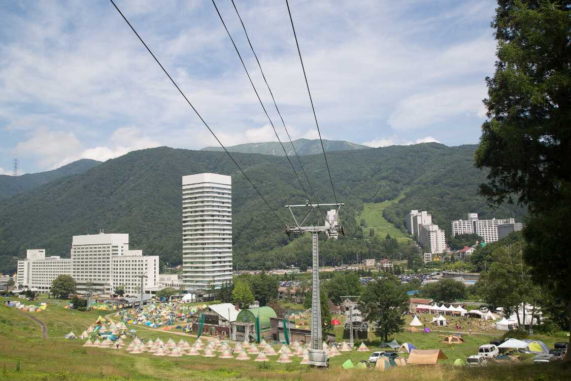 ロゴスのテント群。