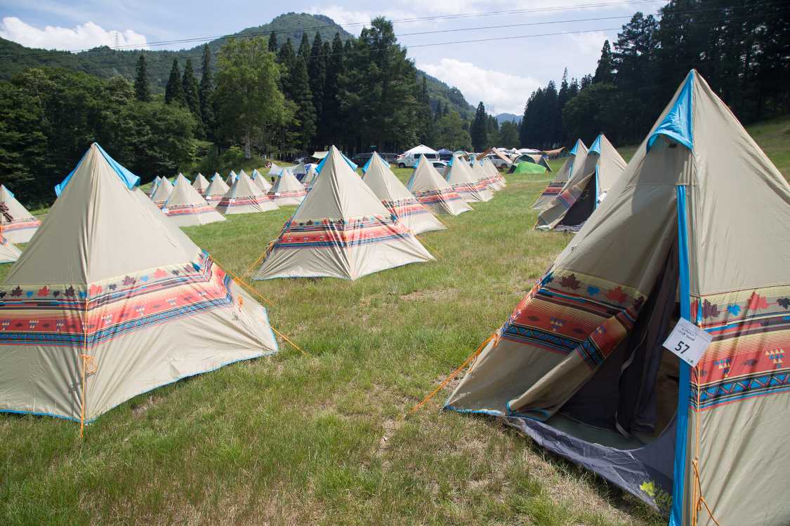 昨年から始まったレンタルテント。寝袋やランタン等は自分で持ち込まなければならない。