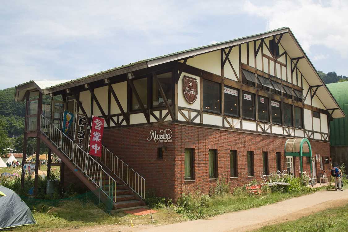 営業しているレストラン。