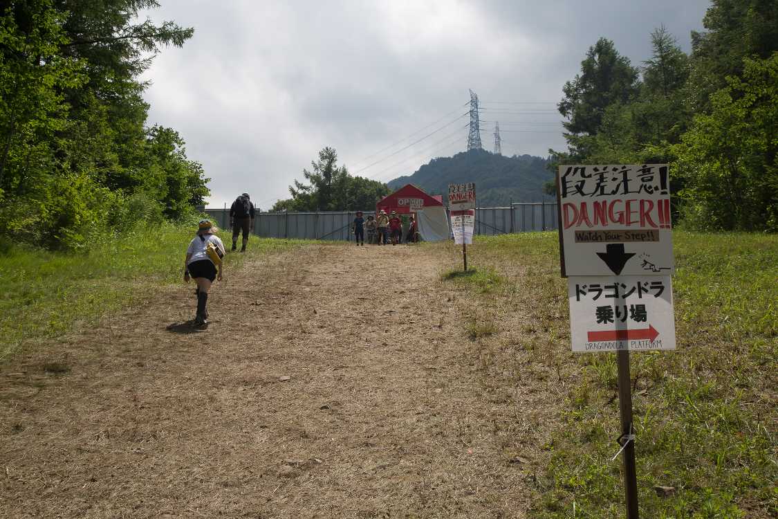 下からレッドゲートを見上げる。アバロンフィールド入り口の坂よりもきついのではないか。