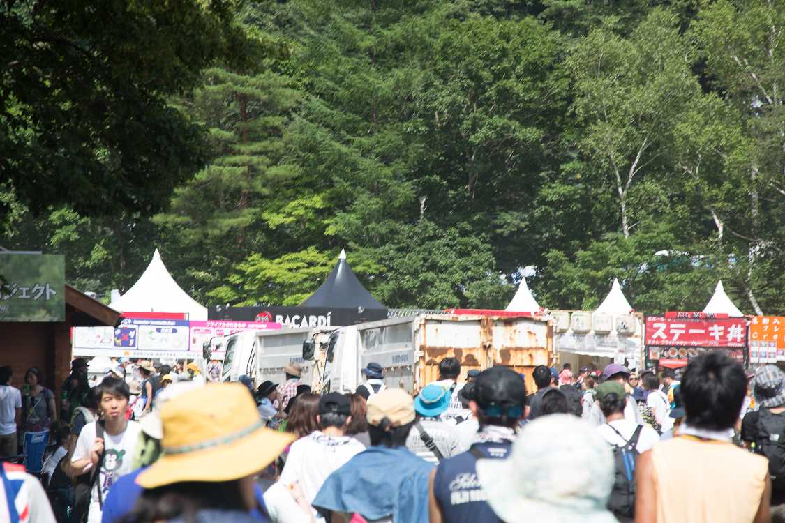 グリーンステージ方面からバックで入ってきている。