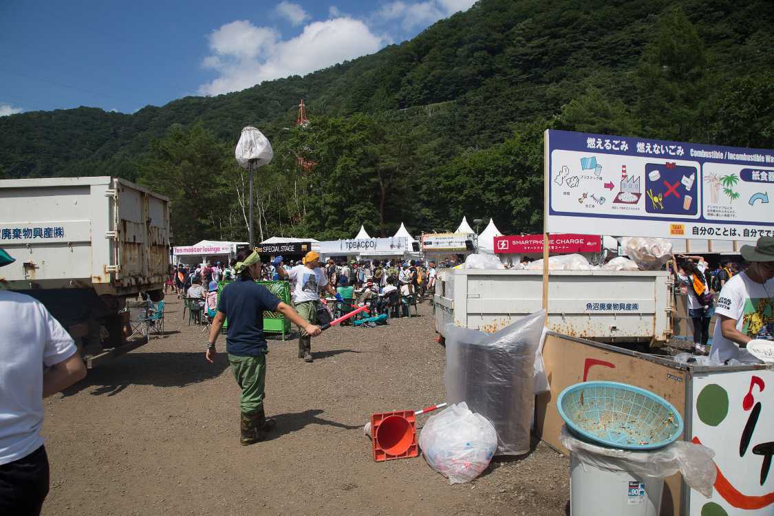 オアシスエリアのごみ回収。