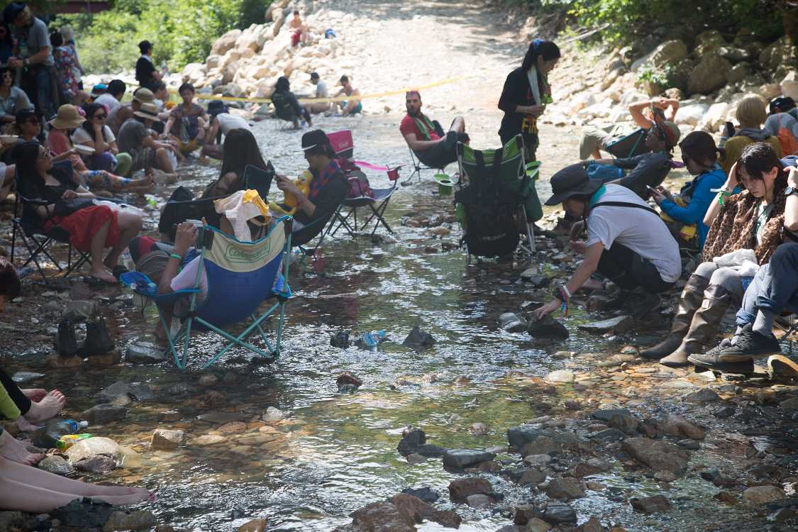 橋の下も人が多い。