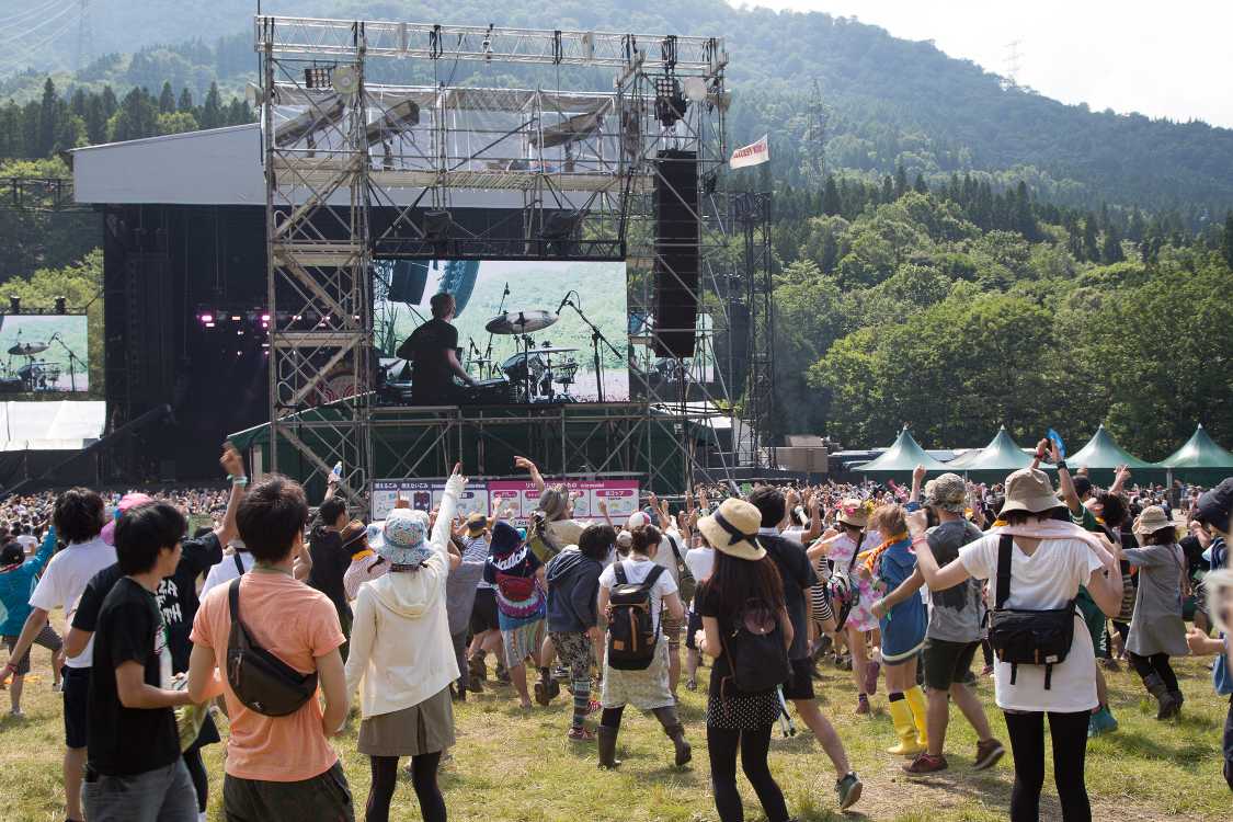 中央のテント裏。ステージは見えないが映像は映るので自由に踊れる。