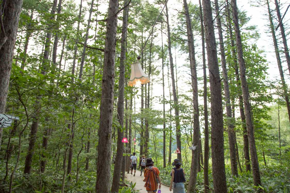 照明のカバーはひとつずつ異なっていた。