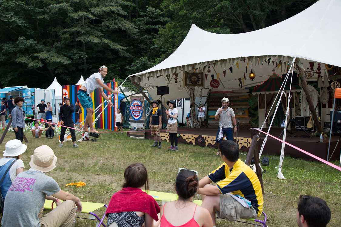 バスカーストップ前での綱渡り。