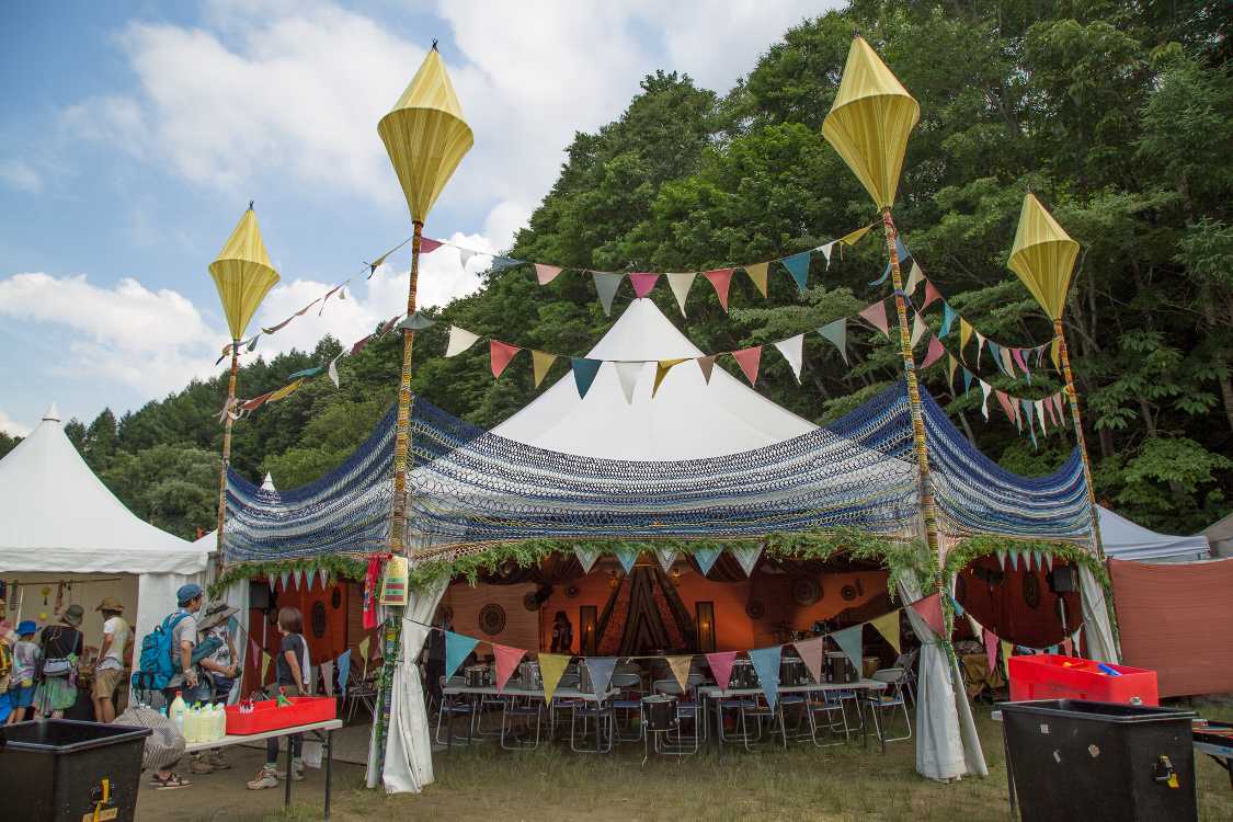 ドラムサークルのテント。