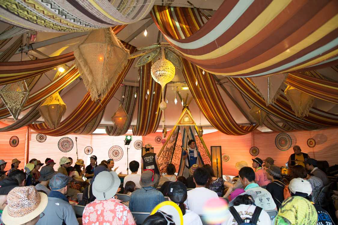 1日3回、ドラムサークルがある。