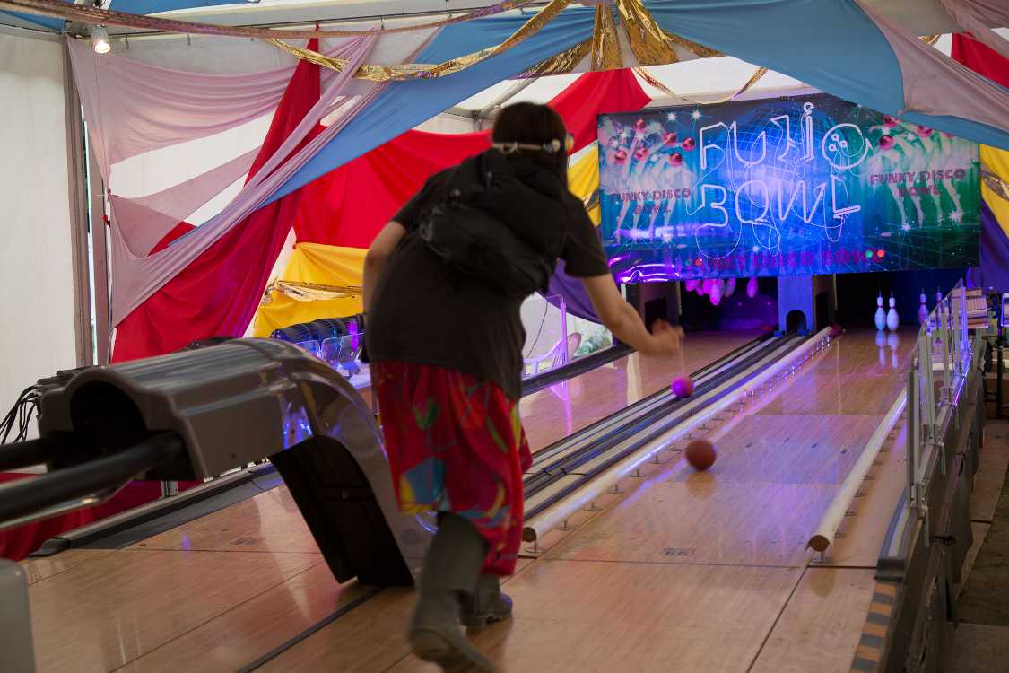 ピンが自動的に並べられ、ボウルが自動で戻されている。