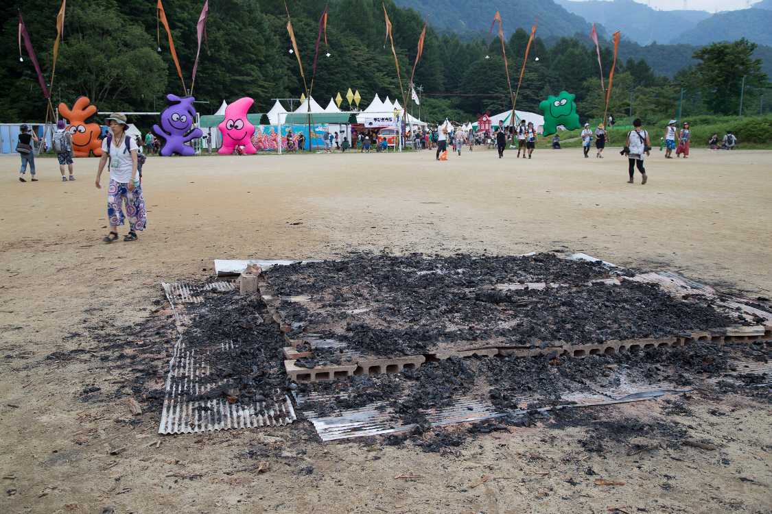 オレンジコートがあったグラウンドにはたき火の跡があった。